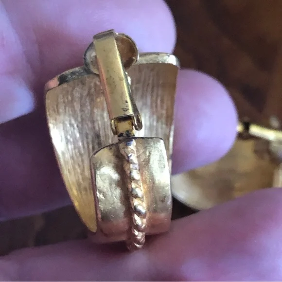Vintage 70s-80s Kenneth Jay Lane matte gold wide hoop clip on earrings - Picture 11 of 12